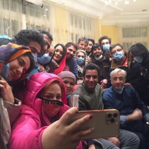 Bahare Rahnama Instagram - شب آخر کارها قدیما اینطوری بود که شماره های همو میگیرفتیم غصه میخوردیم دلتنگ میشدیم و البته جدا از همکاری رفقای جدید پیدا میکردیم!
واقعیت تلخ اینه که این فضا مدت هاست در پشت صحنه های تصویر ما وجود نداره و یا شاید بهتره بگم خیلی کمه، اغلب این روزها همه از پایان کار خوشحالن و حتی بی خداحافظی شب آخر غیب میشن!
اما سریال عاشقانه دو/گیسو از این قاعده مستنثنی بود و مهر و محبت و حال خوبش شبیه قدیما بود،قدیما که همکارا دوست بودن و همه پشت هم در میومدن ، قدیما که همکاری حرمت داشت و کار شبیه خانواده بود ، این فضای خوب رو بی تعارف مرهون کارگردان درجه یک و باهوش و بامحبت کار بودیم که آدم های شبیه خودش رو در  پشت و جلوی صحنه انتخاب کرده بود و این  روزهای خوب و پر مهر رو با همه خستگی هاش برامون شیرین کرد!
منوچهر هادی سال هاست رفیق و برادرمه  تو خیلی کاراش بودم و تو خیلی ها نبودم طبعا من بعد هم همینه اما این یادداشت رو از ته دل نوشتم  و صادقانه ‌ممنونش هستم که در آستانه ساخت اولین مجموعه داستانی تصویری خودم بهم یاد داد که کارگردانی جز دکوپاژ و بازی گرفتن و جانمایی دوربین ، باید شامل چیزهای مهم دیگه ای هم بشه! مثل ساختن یک فضای پر عشق که قطعا موجب میشه جلوی دوربین هم همه چیز متفاوت باشه 
مرسی منوچهر جان از صبر و مهربونیت 💚 پر توان بمانی در هنر و زندگی ...
پی نوشت: هومن کبیری دوستت داریم😇
پی نوشت: رفقای پشت و جلوی صحنه ممنونم از همراهی و حال خوب و خاطرات قشنگی  که در این چند ماه برایم ساختید....
#گیسو#عاشفانه#بهاره_رهنما#منوچهر_هادی #هومن_کبیری#حال_خوب #خداحافظی#خاطرات#پشت_صحنه#محبت#قدیما#عشق