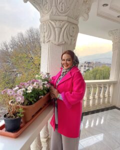 Bahare Rahnama Instagram - با قلبِ شکننده خود مهربان باش، که سالها غم هایت را در خود نگاه داشته است. به تمام بخشهای وجودت که با لحظات دشوار زندگی، دردهای کودکی و عواطف سرکوب شده مواجه بوده اند، توجه کن. قلبِ خودت را با عشق و گرما در آغوش بگیر تا به آرامی بیدار شود و حس کند. برای خودت فضای استراحت و نفس کشیدن فراهم کن. اجازه بده نور و گرما به استخوان هایت برسد و به خاطرت بیاورد که چه ذخیره ارزشمندی را در عمق وجودت داری ✍ #بریژیت_آنا_مک‌نیل ترجمه: #مریم_طهماسبی برای این روزهایی که گذشت از قلبم عذر خواهم... #کودک_درون#محبت#کوچینگ#حال_خوب#عشق#زیبایی#نور#عواطف#قلب#خودتو_دوست_داشته_باش #بهاره_رهنما#زنان_مستقل_شاد #زن_باران
