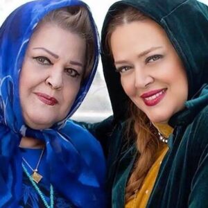 Bahare Rahnama Instagram - یادمه مدرسه که میرفتم همیشه مامانم کمکم میکرد تا قشنگترین انشا ها رو بنویسم ، مامانم وقتی من امتحان نهایی پنجم دبستان رو میدادم مامانم مدرسه کناری من برای دیپلم شبانه اش امتحان میداد ، افتخار میکنم که این تبریک قشنگ تولد رو از مامان گلم داشتم با صدای لطیف و قشنگش و قلم شیواش ! خدا سایه همه مامانا رو حفظ کنه ...
#مادرانگی#عشق#تبریک#قلم#صدا#افتخارم_مادرم