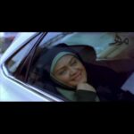 Bahare Rahnama Instagram - زمانی که نوجوون بودم دوست داشتم یک عالم بچه داشته باشم ... نشد،درس،و دانشگاه و کار و احساس مسیولیت مادر بودن که بزرگتر شدم فهمیدمش .... راستش از،۹ سال پیش که موفق به اخذ کد استادی همون دانشگاهی که فوقم رو ازش گرفته بودم ،شوم و شروع کردم به تدریس رسمی در رشته نمایش ،شاگردام واقعا حکم بچه هامو پیدا کردن و جدا شیرینی تدریس و مادری برام ادغام شد... وسط،همه شلوغی های کار و نوشتن و همه چی هنوز،و همیشه تدریس منو شدیدا به وجد میاره ..‌‌. و حالا تدریس،شیوه ای که خود اون شیوه مثل بچه سالهاست تو آغوش منه حیلی برام جذابه.... برای اولین بار در ایران تربیت بازیگر مولف به همت بچه های خوب دانشگاه صنعتی شریف و محمد نوروزی عزیزم و مشق،هنری های نازنینم ... منتطر بچه های جدیدم هستم بی صبرانه .... @mashghehonar_academy #بلزیگر _مولف#شیوه_تدریس#بهاره_رهنما#بلزیگری#تدریس#مادری