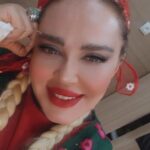 Bahare Rahnama Instagram - روزهای پایانی نمایش اپرت "نیرنگ اورنگ" در تالار تاریخی و بیاد ماندنی سنگلج،لینک خرید در هایلایت موجود است،این کار یک نمایش ایرانی موزیکال و کندی به کارگردانی مرتضی برزگر زادگان است.... منتطرتونیم... بچه هاتون رو بیارین حتما هم نمایش مناسبه هم دیدن قدمت و تاریخ زیبای این تالار خودش واجب و دلنشین است... #کمدی#موزیکال#سنگلج#بهاره_رهنما