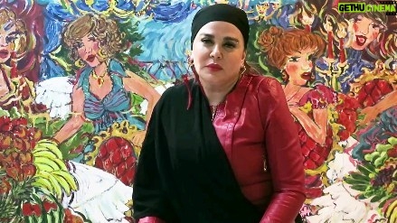 Bahare Rahnama Instagram - "میدان یاقوت " نمایش بزودی در تیاتر شهرزاد من منتظر گذشته ام ،منتظرم گذشته برگرده... نویسندگان:سهراب حسینی و بهاره رهنما با بازی :#ایوب _آقاخانی #بها ره_ رهنما.... لطفا زیر این پست اگر خاطره یا شنیده ای از ،زن سرخ پوش میدون فردوسی دارین کامنت کنید.. پی نوشت:این یک نقش هست که سهراب نوشته و من بازی میکنم و اتفاقا از،خودم خیلی دوره شاید چون من به شخصه نه تنها اصلا در گذشته نیستم بلکه موفقیت یک زن مستقل رو قطعا در نگاه رو به جلو و جذابیتش رو در بودن در لحظه حال میدونم😍