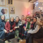 Bahare Rahnama Instagram - این روزها حماسه ای از،زن ایرانی بودن در تیاتر شهرزاد به روی صحنه است،که دوستان قدیمی و هنرمندم در یک هارمونی زیبا از بازی و بیان یک بار دیگر نشان دادند که درخشش بازیگر چطور به یک قصه جان میبخشد... نیکی جانم صدای فروخورده بغض همه زنان قهرمان کشورم در تو بود ... نسیم عزیزم نافرجامی های درخشش و خلاقیت زن هنرمند ایرانی را در چشمهایت دیدم ... مه لقای عزیزم همه وجودت همان زن قدرتمند ایرانی بود که بارها و بارها از درون شکسته بود و با تکه های این شیشه ها تندیس ساخته بود... الهام جانم نفس مادران سرزمینم بودی که دوستت دارم را هرگز نشنیدند اما برای بقیه بارها گفتند ... و نگین جان من چقدر با تو حس نزدیکی داشتم !!!آفرودیتی که قضاوت میشود ،میدرخشد اما در درونش یک آتنای در زنجیر اسیر و پریشان و حیران باقی مانده است.... با تشکر از فرانک یوسفی عزیزم و اقای چرمچی که تهیه کننده و کارگردان این نمایش زنانه زیبا بودند.... دیماه ۱۴۰۲ نمایش گناه مشترک سالن شهرزاد #نمایش#زنانگی#حماسه#عشق
