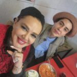 Bahare Rahnama Instagram - اینجا قهوه خونه "گلهای دو"در خیابان سرهنگ سخاییه، جالبیش اینه که "گلهای یک" اصلا وجود نداره و اینو پریا کشف کرده؛) کلا این قهوه خونه بدلیل نزدیک بودن به هنرستان موسیقی دختران از،دوران راهنمایی و دبیرستان پریا یک جورایی هفته ای یک بار پاتوق ما بود املت هاش رسما از،املت های من( که اهالی جهان کوچک من معترفن مزه بهشت میده) خوشمزه تره ، عدسیش هم خوبه اما اینجا هم طلسم املت داره (البته اینم اصطلاح رفقای من در مورد املت های منه) خلاصه اینکه تو این سفر پریا به ایران هم دو تایی رفتیم طبقه بالاش همونجا که بارها قدیما دو نفری یا بیشتر نشسته بودیم، آفتاب همون جور از،پنجره قدیمی و کوچیک بالای دیوار اشعه هاش رو نامرتب و قشنگ رو میز ما پهن کرده بود ،مزه املت ،بربری های داغ همه چی مثل قدیما و بچگی پریا بود منم تقریبا همون مامان بودم شاید کمی خیلی کم با ریتم آرومتری از،سالهای سی و چهل سالگیم اما یک چیز تغیر مهمی کرده بود ،کنارم این بار انگار مامانم بود انگار معلمم انگار حامی خاصی که همه عمر در جسنجوی اموختن ازش بودم، پریا و کلماتش و حضورش خیلی متفاوت بود و من باورم نمیشد که واسطه این خلقت باشکوه منم ....سرم رو روی شونه اش گذاشتم ما خیلی وقتا بی صدا ؟بی کلمه حرف میزنیم ،من و پریا هر دو میدونیم "کلمه"چه عنصر سو تفاهم برانگیزیه، آره میگفتم سرم رو رو شونه اش میگدارم و اون دستمو تو دستای هنوز،کوچولوش فشار میده که من میفهمم جهان هنوز جای امنیه ،بدون اینکه ببینه اشکم میریزه رو گونه ام اما پریا منو میفهمه نیاز،به دیدن نداره و این بار محکمتر فشارم میده بخودش جان جهانم ....سبز،و باشی و مانا که نوع حضورت در این جهان انقدر سایه گستر و مهربانانه و شاعرانه است ....باور نمیکنم واسطه این خلقت منم و این روز ها تو مادر منی یا من مادر تو؟... #مادرانگی#دخترانگی#مادر_دختری#بهاره_رهنما#پریا_قاسمخانی#نوستالژیا#گلها