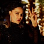 Bahare Rahnama Instagram - نیمی آتشم نیمی باران اما بارانم، آتشم را خاموش نمی‌کند... • رسول‌ یونان یکسال دیگر هم گذشت .... و خوب میدانم پیروزی من وقتی است که این آتش و باران هر دو سرکش وجودم بالاخره باهم کنار بیایند ... اما درس هایی آموخته ام،درد هایی کشیده ام،و باز،خندیده ام و بلز هم با آغوشی باز پذیرای معجزات و تغییرات جهانم بوده ام و امسال اما ... با همه قلبم ایمان دارم که آرامشی از،جنس نور در راه این پختگی نوست... #بهاره_رهنما#آذر#متولد#آتش#باران Dubai...U.A.E