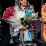 Bahare Rahnama Instagram - اگر بتوانم دلی را از شکستن باز دارم، بیهوده نزیسته‌ام. اگر بتوانم رنجی را بکاهم، یا دردی را مرهم نهم یا مرغکی رنجور را به آشیانه باز آورم، حاشا حاشا، که بیهوده نزیسته‌ام... ❤️#امیلی_دیکنسون عکس از حسین جانم و شب اخر اجرای گرم "هوندا آدیداس" حال خوب من و رزهای سفید و گل های قشنگ عزیزانم ... 💜💜💜💜💜به اولین کامنتی که بگه رز آبی نشونه چیه یک هدیه از،برند خودم تقدیم خواهم کرو💜💜💜💜💜 پی نوشت: مدت هاست که فهمیدم رسالتم تو زندگی ایجاد حال خوب برای دل ادماییه که میشناسم حالا این حال خوب بسته به اون ادما و نوع آشنایی ما میتونه بشکل های مختلف باشه... اما خوشحالم که میدونم حتی ادمایی که بشکلی غیر دوستانه وارد زندگیم میشن همیشه تاثیر خوبی از اتفاق دیدارمون گرفتن و این لطف خداست که منبع نور و مهر ذات لایرال خود اوست و بس..‌ #نور#رسالت#حال_خوب#شب_آخر#هوندا_آدیداس#رز_های_سفید_محبوب_من#نمایش#بلزیگری#ایران#جهان#زن_باران