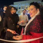 Bahare Rahnama Instagram - مراسم افتتاحیه و فرش قرمز نمایش میدان یاقوت و شروع سفر جهانی این کار همرمان با روز جهانی زن ۸ مارچ در دبی به همت خوب دوستان مجموعه فرهنگی مهرگان و آرت بازار و با حضور ویژه خانم نگین صدق گویا بازیگر عزیزو نازنین کشورمون دیروز برگزار شد .... پی نوشت : عمری باقی باشد صدای عشق یاقوت را بگوش عاشقان زیادی خواهیم رساند.... #بهاره_رهنما #فرش_قرمز#میدان_یاقوت #یاقوت_تکثیر_میشود #دبی#افتتاحیه#نگین_صدق_گویا #آرت_بازار_دبی