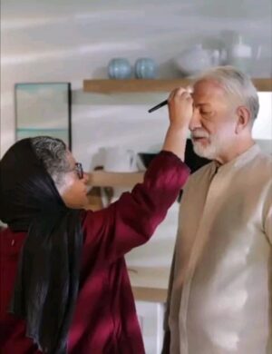 Bahare Rahnama Instagram - گریم های مختلف ماریا حاجی های هنرمند و عزیزم در طول سال های،مختلف بر چهره آتیلا پسیانی عزیز و هنرمند ...

هرگز،نمیرد آنکه دلش زنده شد به عشق...

ایرانم تسلیت...
#آتیلا_پسیانی #ماریا_حاجیها#نمایش#تسلیت#عشق#کلیپ