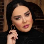 Bahare Rahnama Instagram - این شب ها که به فاصله پانزده دقیقه از،سالن حافظ خودم را به سالن شهرزاد می‌رسانم تا خودم را از،کلارای،پر امید به طناز،امید بر باد رفته تبدیل کنم بیشتر از،همیشه فکر میکنم به اینکه: درون ما زن های زیادی زیست میکنند... زن هایی که ندیده گرفتیمشان و در سایه اند... زن هایی که بیشتر بروزشان دادیم حتی،از،سر ناچاری یا ترس ..‌ زن هایی که قهرمانان بوده اند .... و زن هایی که گاه سر افکنده مان ساخته اند... بی،نقاب و تعارف که باشیم همه مان همه این آدم ها را در درونمان در برهه های ،مختلف زندگی زیست کرده ایم... اما عجیب و غم انگیز این است : در این سرزمین هرگز،بما یاد ندادند با زنی زندگی کنیم که با بودنش در وجودمان خوشحالیم ،همان زنی که شاید سالهاست در سایه پنهانش کرده ایم ...‌ بهاره رهنما پاییز۱۴۰۲ #پاییز#پرتره#خودشناسی#سایه#یونگ#سفر_قهرمانی#حال_این_روزهای_من#بهاره_رهنما#تیاتر