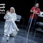 Bahare Rahnama Instagram - این اجرا شروع شده ، اما این ها عکسهای آخرین تمرین هاست ولی به قول دوست عزیزم دکتر ملک منصور اقصی خود تمرین نمایش یک کانسپت خاص و تکراررنشدنیه،پس،در شروع پاییز که به نظرم اساسا فصل هنر نمایش و روزهای تیاتری است ،روزهای خوب این تمرین رو با این پست و این عکس های خوب ثبت میکنم... پی نوشت: این اجرا بیش از،همیشه بهم ثابت کرد هر بازیگری برای هر نقشی از آسمان و با قوانین الهی انتخاب می‌شود نه اززمین و با قواعد زمینی ... خانم دیناروند زمانی که من ایران نبودم نقش رو بمن پیشنهاد دادند و من اصلا فکر نمیکردم به این همکاری برسم اما زمان چرخید و شد و من کلارای این نمایش شدم... کلارای نمایش،ما باور داره مادوکس بالاخره اونو از،این شهر لعنتی برای همیشه میبره ،میبره به سمت خورشید ابدی✨️ لینک خرید رو در استوری میگذارم 💜 سالن حافظ ساعت شیش و نیم عصر مدت یکساعت.
