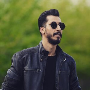 Bahram Afshari Instagram - 🙋‍♂️🕶💙❤️🙏
عکس:معین باقری
#بهرام_افشاری 
@bahramafshariofficial