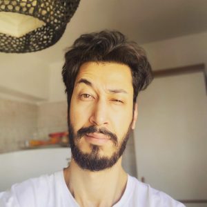 Bahram Afshari Instagram - چه بسیار گفتن ها و چه بسیار سوت کشیدن ها 
گوش و میگم🥴😉
از عجایب قرنطینه🤣
من هم دلتنگِ شما عزیزانم 😘😘💙❤️🙏
مواظب خودتون باشین