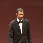 Bahram Afshari Instagram - سلام.تو این روزهایی که سالن های نمایش تعطیل شدن و منم مثل شما دلتنگِ تئاترم و بنابه درخواست شما تصمیم گرفتم فیلم اجرای نمایش جوجه تیغی و در اختیارتون بزارم شاید تو این روزهایی که خونه هستین ،ببینید و یکم حال تون عوض شه.از فردا میتونین تو فیلیمو ببینید😘😉💙❤️🙏 ساخت تیزر:فتاح مینوبخش @fatahminoobakhsh