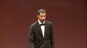 Bahram Afshari Instagram - سلام.تو این روزهایی که سالن های نمایش تعطیل شدن و منم مثل شما دلتنگِ تئاترم  و بنابه درخواست شما تصمیم گرفتم فیلم اجرای نمایش جوجه تیغی و در اختیارتون بزارم شاید تو این روزهایی که خونه هستین ،ببینید و یکم حال تون عوض شه.از فردا میتونین تو فیلیمو ببینید😘😉💙❤️🙏
ساخت تیزر:فتاح مینوبخش 
@fatahminoobakhsh