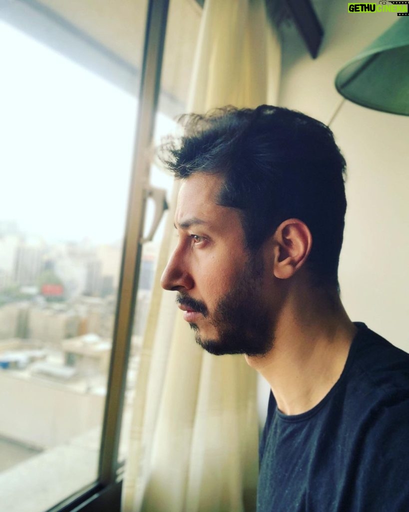 Bahram Afshari Instagram - جهان در حالِ تغییر و ما فقط نظاره گر🤦🏻