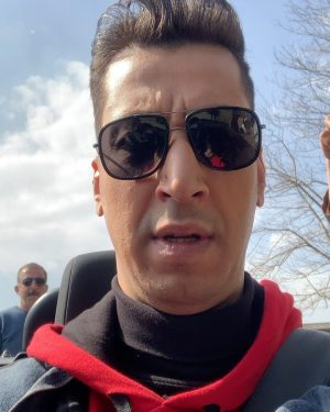 Bahram Afshari Instagram - 😘😘بهتاش کلاه از سر برمیدارد
روحت شاد بهنام عزیز