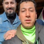 Bahram Afshari Instagram - روز اول فیلمبرداری پایتخت این فیلمو به یادگار گرفتم که با ذوق و‌شوق لحظه سال تحویل بزارم هممون خوشحال از اینکه عیدِ امسال بازهم مهمان شماییم و دوباره خاطره بازی میکنیم هیچکدوم فکر نمیکردیم که درگیر این همه اتفاق شیم .ته دله هممون غصه داره واسه خیلی چیزایی که اتفاق افتاد و قراره بیفته اما چه میشه کرد زندگی‌ادامه‌داره و بی رحمِ.من عاجزانه ازتون میخوام سفر نرین و تو خونتون بمونید التماستون میکنم...اگه پایتخت و دیدین و لبخندی به لباتون اومد یادتون نره که به عشقه همین لحظه خیلیا زحمت کشیدن پس خرابش نکنین