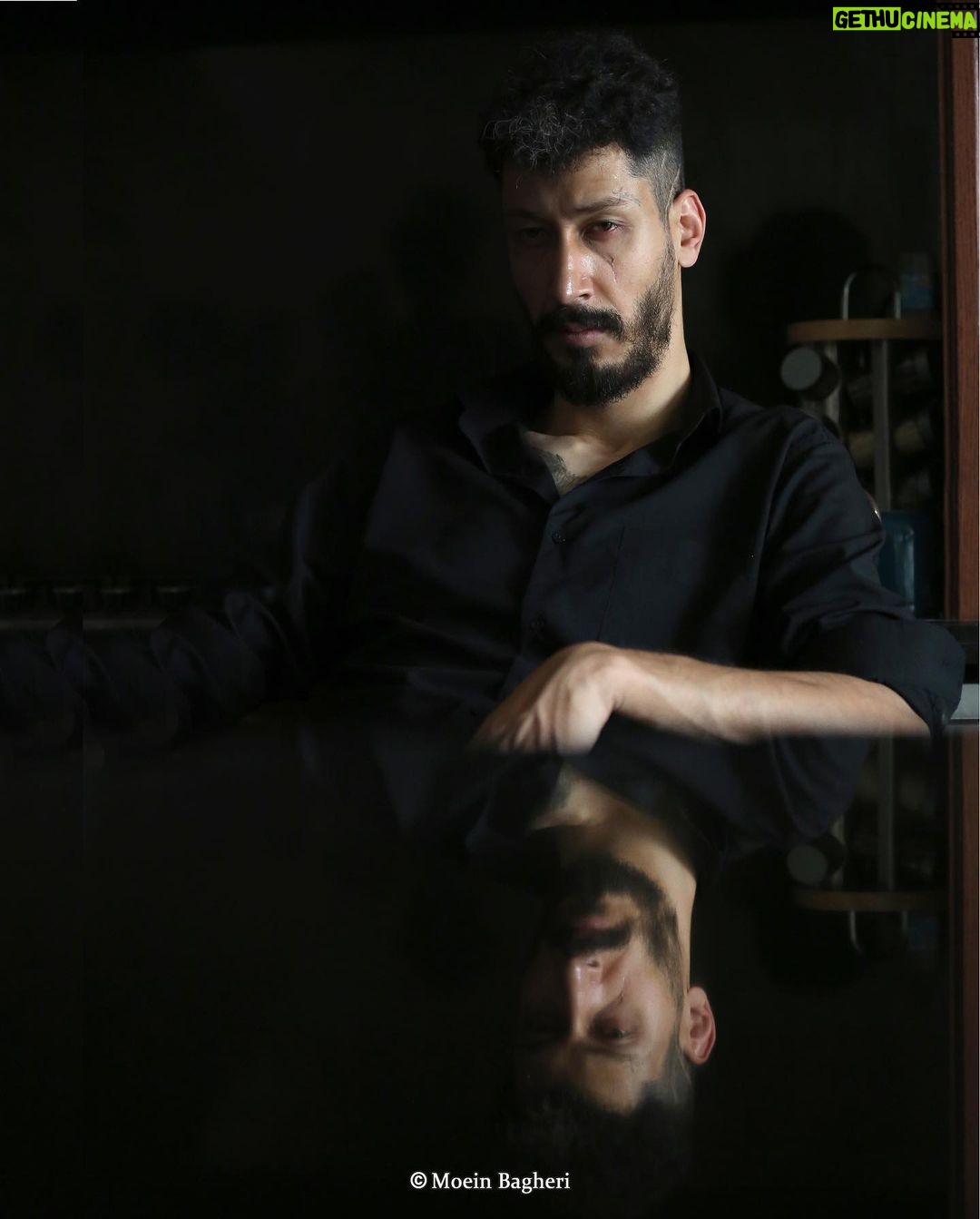 Bahram Afshari Instagram - فاراب تجربه ایی دوست داشتنی برای من بود،شخصیتی که نمایانگر قشریست ملموس ،کسانی که نا خواسته بد شدن در صورتی که هنوز شرافت دارن ممنون از منوچهر هادی عزیز و اعتمادش #بهرام_افشارى #دل #سریال_دل عکس :معین باقری