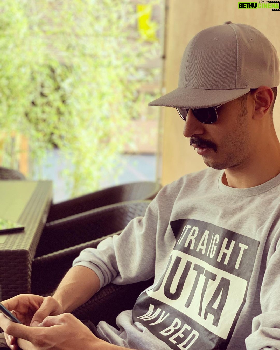 Bahram Afshari Instagram - ازدیگران شکایت نمیکنم بلکه خودم و تغییر میدم چون کفش پوشیدن راحت تر از فرش کردن دنیاست #بهرام_افشاری