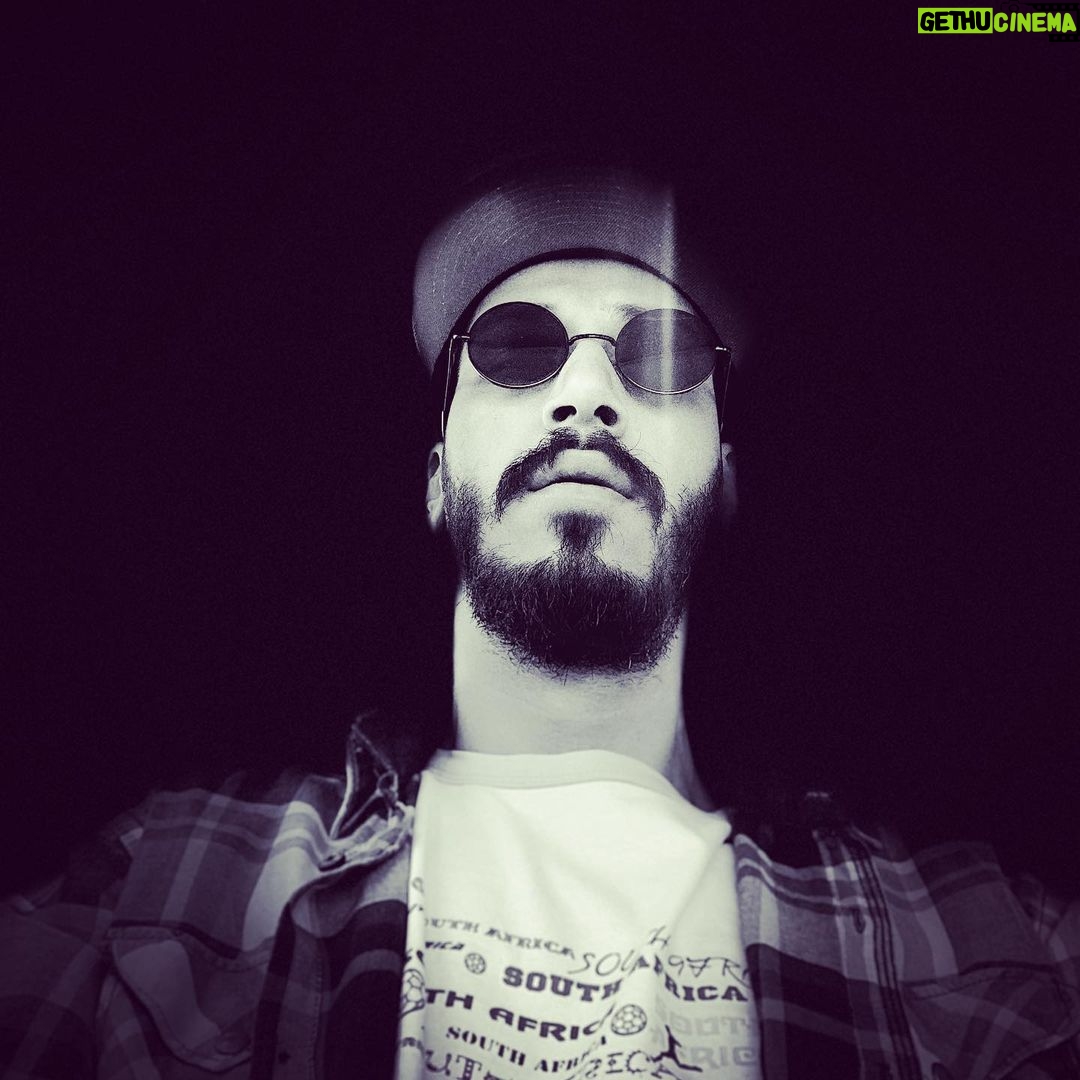Bahram Afshari Instagram - سیاهی ،تاریکی 🤜✌️ #بهرام_افشاری