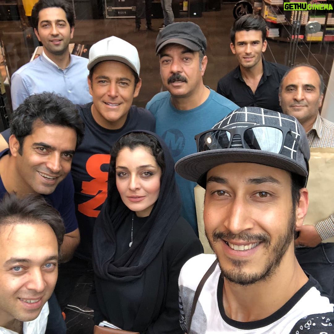 Bahram Afshari Instagram - فیلم (رحمان۱۴۰۰)پنج میلیاردی شد 🙏🙏😘 تبریک به همه عوامل دوست داشتنی فیلم و ممنون از حمایتتون