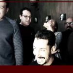 Bahram Afshari Instagram - چشم و گوش بسته کارگردان: فرزاد موتمن نویسنده فیلمنامه: همابذرافشان مدیرفیلمبرداری: محمدرضا سکوت صدابرداری: بهروز معاونیان، آرش نجفیان، فرزان معاونیان تدوین: عماد خدابخش مدیربرنامه ریزی و سرپرست گروه کارگردانی: منصوروثوقی دستیار اول کارگردان: سعید غلامی طراح صحنه و لباس: فرحناز نادری طراح گریم: امیرترابی منشی صحنه: دنیا راد دستیار اول فیلمبردار: امیر پرچمی عکاس و فیلمبردار پشت صحنه: رامونا میریان مدیر تولید: حسین بشگرد مدیر تدارکات: سجاد نوری مجری طرح: نیما حسنی نسب تهیه کننده: امیرحسین آشتیانی پور بازیگران: امین حیایی. بهرام افشاری. آناهیتادرگاهی. مسعودکرامتی. لینداکیانی. محمدرضا صولتی. با حضور: پوریاپورسرخ خلاصه داستان: مردی توسط یک زن تبهکار کُشته میشود و دو غریبه را به جرم قتل بازداشت میکنند. یکی صحنه قتل را ندیده چون نابیناست، آن یکی هم فقط صحنه را دیده چون ناشنواست! آنها یک صبح تا غروب فرصت دارند که از این مهلکه جان سالم به در ببرند ... ★★★ فیلمبرداری ساخته جدید فرزاد موتمن از هفته گذشته در تهران آغاز شد و تا نیمه فروردین سال آینده ادامه خواهد داشت. "چشم و گوش بسته" یک کمدی اکشن با حال و هوای فانتزی است که تجربه جدیدی در کارنامه این فیلمساز محسوب میشود. طبق اطلاع گروه سازنده، ایفاگر یکی از نقش های کلیدی فیلم هم بزودی به جمع بازیگران اضافه خواهد شد.
