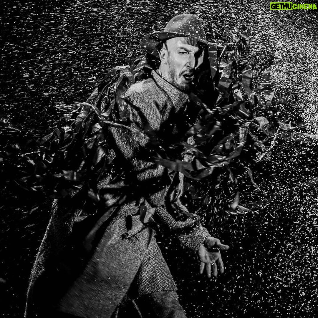 Bahram Afshari Instagram - بعضی از نقش ها لذت بخش هستند ،لذتی برای ایستادن،لذتی برای امیدوار شدن ،از خدای خودم ممنونم و از همه شما عزیزانی که با این استقبال بی نظیر به من انرژی میدین .با افتخار شما رو به دیدن تاتر می سی سی پی نشسته میمیرد دعوت میکنم 🙏🙏🙏😘😘❤️❤️❤️ عکس از حسین حاجی بابایی کار بلد