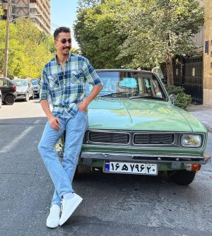 Bahram Afshari Instagram - .
همه بنز و بی ام دوست دارن ما پیکان 🤪

کهنه کار بود  اما رفیق جدید ما شد 😉🥹

فروشی هم نیست گفتم همین اولش بگم ✌️🙌😂
عکس: داوود ونداده
#بهرام_افشاری #پیکان_کارلوکس #ماشين #پیکان