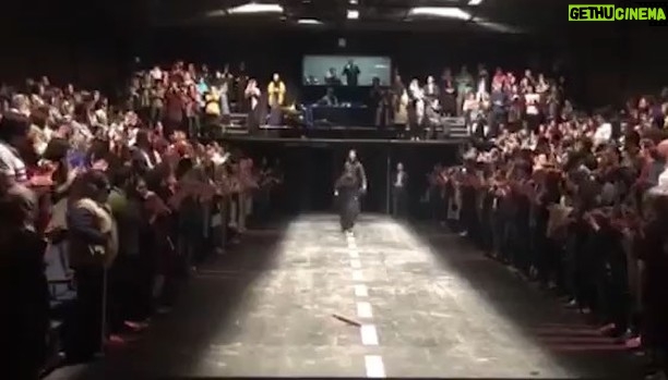 Bahram Afshari Instagram - استقبال بی نظیر از نمایش دیابولیک:رومئو و ژولیت کاری از آتیلا پسیانی تنها تا ۷ اردیبهشت بر روی صحنه است خرید بلیط : www.tiwall.com