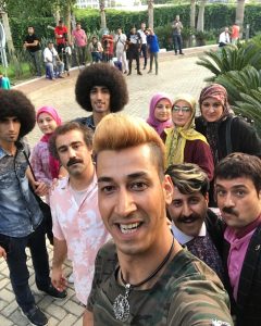 Bahram Afshari Instagram - اگر بهتاش فریبا دیده شد تنها تلاش و استعداد من نبود. بلکه نبوغ محسن تنابنده عزیز و اعتمادش ،اعتماد اقای مقدم و همچنین همراهی و دلگرمی هم بازی های عزیزم که دست تک تکشون رو میبوسم احمد مهرانفر .هومن حاجی عبداللهی.نسرین نصرتی.ریما رامین فر.علیرضا خمسه.سارا ونیکا ورحمان و رحیم ممنون ازینکه هوامو داشتین دوستون دارم 😘😘🙏❤️ تدوین‌درخشان خشایار موحد عزیز و هنر و خلاقیت بی چون و چرای فرشاد گل سفیدی وگروه محترمش این عکس لحظه فیلمبرداری سکانس مهمت به صورت مستند گرفته شد 😂😂 #بهرام_افشاری #هومن_حاجی_عبداللهی #احمد_مهرانفر #محسن_تنابنده #نصرین_نصرتی #ریما_رامین_فر #علیرضا_خمسه