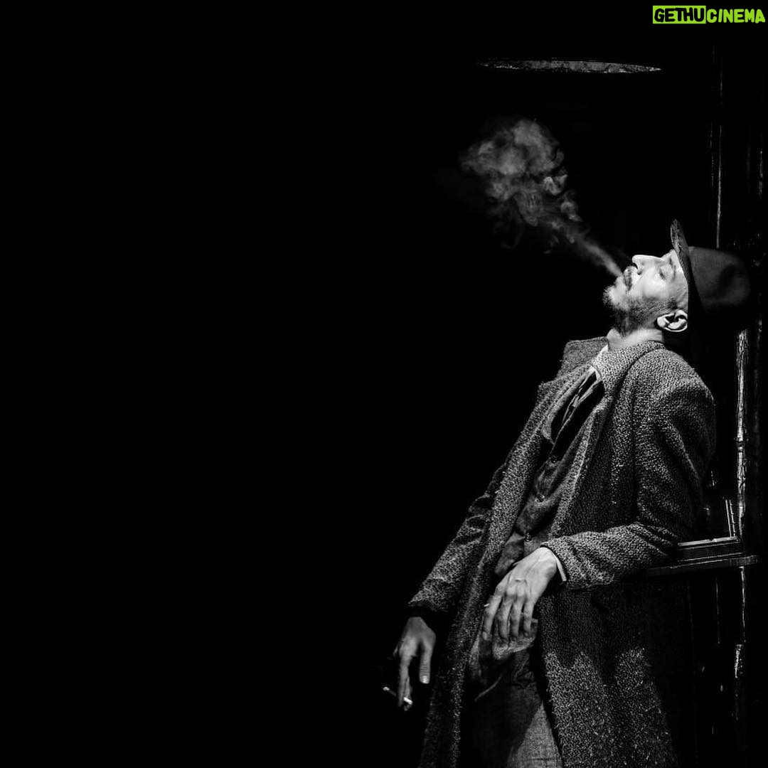 Bahram Afshari Instagram - بعضی از نقش ها لذت بخش هستند ،لذتی برای ایستادن،لذتی برای امیدوار شدن ،از خدای خودم ممنونم و از همه شما عزیزانی که با این استقبال بی نظیر به من انرژی میدین .با افتخار شما رو به دیدن تاتر می سی سی پی نشسته میمیرد دعوت میکنم 🙏🙏🙏😘😘❤️❤️❤️ عکس از حسین حاجی بابایی کار بلد