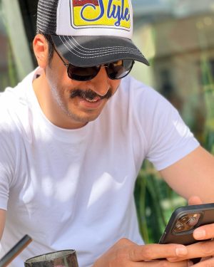 Bahram Afshari Instagram - فراموش نكنيد

ديروز به تاريخ پيوست

فردا معما و

امروز هديه است💙
#بهرام_افشاری