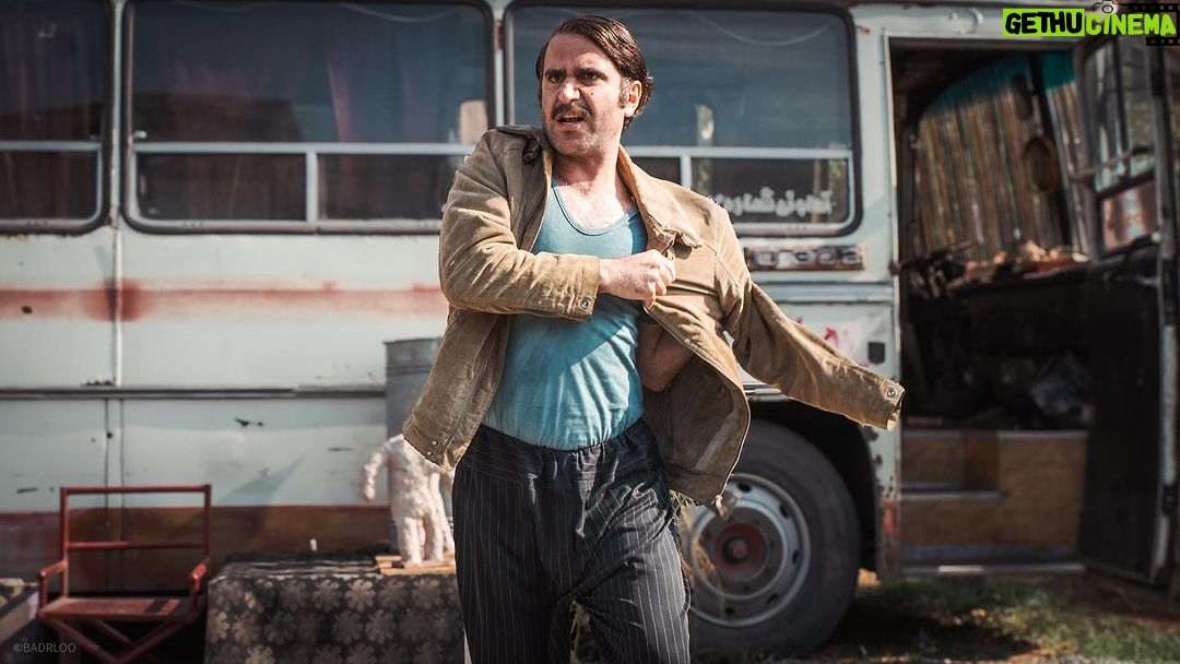Bahram Afshari Instagram - . نخستىن تصوير از فيلم سينمايى «هفتاد سى »منتشر شد فیلمبرداری فیلم سینمایی «هفتاد سی» نخستین تجربه کارگردانی بهرام افشاری به تهیهکنندگی سید ابراهیم عامریان در تهران ادامه دارد. این فیلم سینمایی که یک اثر طنز اجتماعی است، پنجمین همکاری بهرام افشاری و سید ابراهیم عامریان بعد از فیلمهای سینمایی «کارگر ساده نیازمندیم»، «فسیل»، «مرد عینکی» و فیلم کوتاه «خانه خاکستری» است. بهرام افشاری، هوتن شکیبا، الهه حصاری، صدف اسپهبدی، حسين پاكدل و مهدی حسینینیا و با هنرمندي سیاوش طهمورث و ناهيد مسلمي بازیگران «هفتاد سی» هستند. «فسیل»، همکاری پیشین بهرام افشاری و سید ابراهیم عامریان این روزها در سینماهای سراسر کشور بر پرده است و عنوان پرفروشترین فیلم تاریخ سینمای ایران را ازآن خود کرده است. عكس : محمد بدرلو @bahramafshariofficial @hootanshakiba @ebrahimamerian @mohamadbadrloo #سينما #بهرام_افشاری #هوتن_شکیبا
