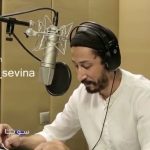 Bahram Afshari Instagram - * انتشار نسخه ویژه نابینایان «مارمولک» با صدای بهرام افشاری بهرام افشاری فیلم سینمایی «مارمولک» ساخته کمال تبریزی را برای نابینایان توضیح‌دار کرد. به گزارش روابط عمومی سوینا، این گروه نسخه ویژه نابینایان فیلم سینمایی «مارمولک» ساخته کمال تبریزی را روز پنجشنبه ۲۰ آبان ماه در چارچوب برنامه فیلمخانه منتشر می‌کند. این فیلم روز پنجشنبه ساعت ۱۹ از رادیو سوینا پخش می‌شود و پس از آن، روی سایت سوینا در دسترس مخاطبان قرار می‌گیرد. نظارت متن و ضبط این برنامه به عهده کیوان کثیریان بوده و متن روایت آن را محدثه واعظی‌پور نوشته است. این برنامه در استودیو فراز ضبط شده و مرجان طبسی آن را میکس و تدوین کرده است. علاقمندان می‌توانند با مراجعه به پایگاه اینترنتی سوینا به نشانی www.sevinagroup.com به فایل صوتی فیلم‌های سینمایی توضیح‌دار دسترسی داشته باشند. این گروه پیشتر نسخه توضیح‌دار فیلم‌های سینمایی ایرانی «روز واقعه» با صدای افشین زی‌نوری، «دلشدگان» با صدای شبنم مقدمی، «مادر» با صدای احترام برومند، «بنفشه آفریقایی» با صدای علیرضا شجاع‌نوری، «باشو غریبه کوچک» با صدای پریناز ایزدیار، «خانه دوست کجاست» با صدای ستاره اسکندری، «یک بوس کوچولو» با صدای علیرضا آرا، «من، ترانه ۱۵ سال دارم» با صدای سارا بهرامی، «هامون» با صدای پرویز پرستویی، «روسری‌ آبی» با صدای رخشان بنی‌اعتماد، «مسافران» با صدای صابر ابر، «اجاره‌نشین‌ها» با صدای هوتن شکیبا، «درباره الی» با صدای فرشته صدرعرفایی، «به همین‌سادگی» با صدای مهراوه شریفی‌نیا، «بودن یا نبودن» با صدای بهناز جعفری و «گل‌های داوودی» با صدای ژرژ پطروسی در قالب برنامه فیلمخانه منتشر کرده است. سوینا را در نشانی‌های اینترنتی زیر پی‌گیری کنید: www.sevinagroup.com www.aparat.com/sevinagroup www.instagram.com/sevinagroup T.me/sevinagroup T.me/radio_sevina https://www.youtube.com/channel/UCs2-CtvQ8W3YZ2M7Xy8DQHQ https://twitter.com/sevinagroup @kamaaltabrizi @bahramafshariofficial @gelarehabbasi @kkasirian @farazstudio @marjan.tabasi ساخت تیزر: افشین ضیائیان @afshinziaian #سوینا #سینمای_نابینایان #گروه_سوینا #sevinagroup #فیلم_صوتی #گلاره_عباسی #فیلمخانه #مارمولک #کمال_تبریزی #فیلم_سینمایی_مارمولک   #فیلم_سینمایی #سینما  #فیلم_سینمایی_توضیحدار #بهرام_افشاری_