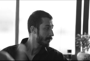 Bahram Afshari Instagram - امروز هم میگذرد همانند دیروز که گذشت ...آیندگان چه لبخند هایی به لب دارند از خواندن تاریخی‌که ما در همین لحظه آجر به آجر آنرا میسازیم...حال این لبخند به حماقت ما ، ...یا شجاعت ماست؟
کاش میشد تلاشی که برای قرنطینه کردنِ جسم خود میکنیم برای تفکر و‌تعمل نیز میکردیم ...نشد و‌نمیشود ..ان چیزی که امروز ویرانگر است بیماری نیست ..نا امیدی است ..نیازهای اولیه یک جامعه وقتی به رویایِی دست  نیافتنی تبدیل شود میشود امروزیی که باید بگذرد و چشم‌به انتظار فردایی باشی که ایا در این جهان هستی یا نه.
پ ن:(تعمل)رنج بردن درکار