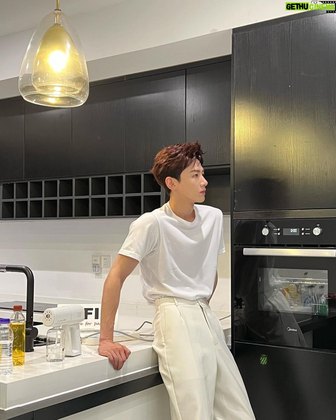 Bai Jingting - 194.5K Likes -