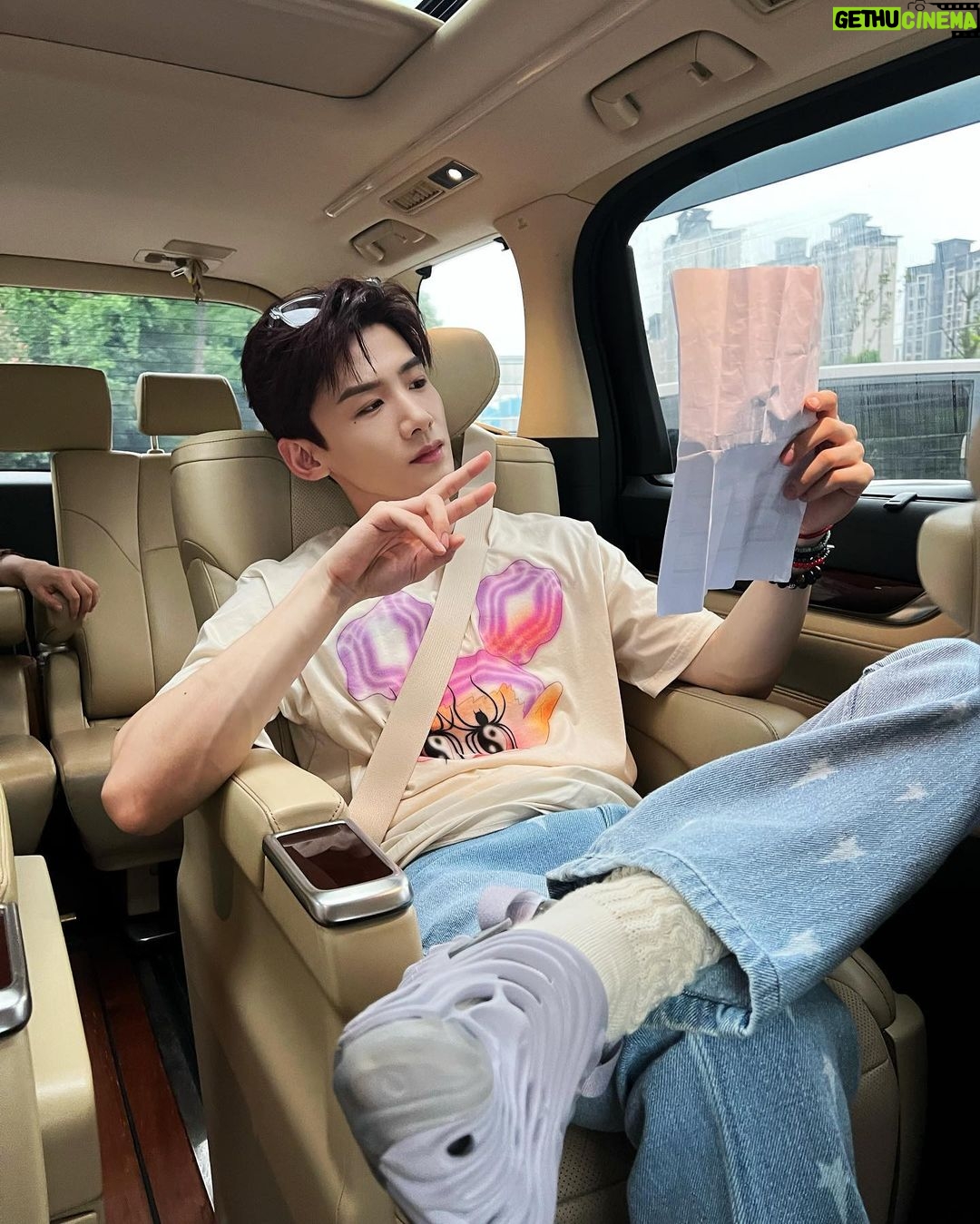 Bai Jingting - 163.9K Likes -