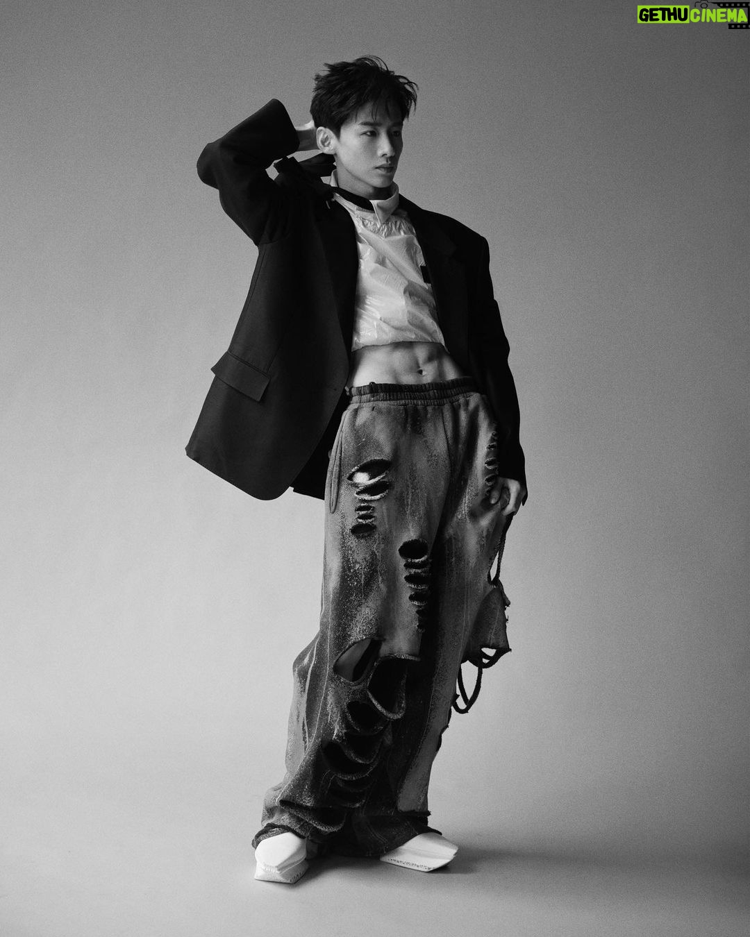 Bai Jingting - 155.3K Likes - The funniest man from HuaiRou.
比登上GQ更开心的是
和SANKUANZ一同登上GQ
感谢GQ感谢Rocco感谢上老师