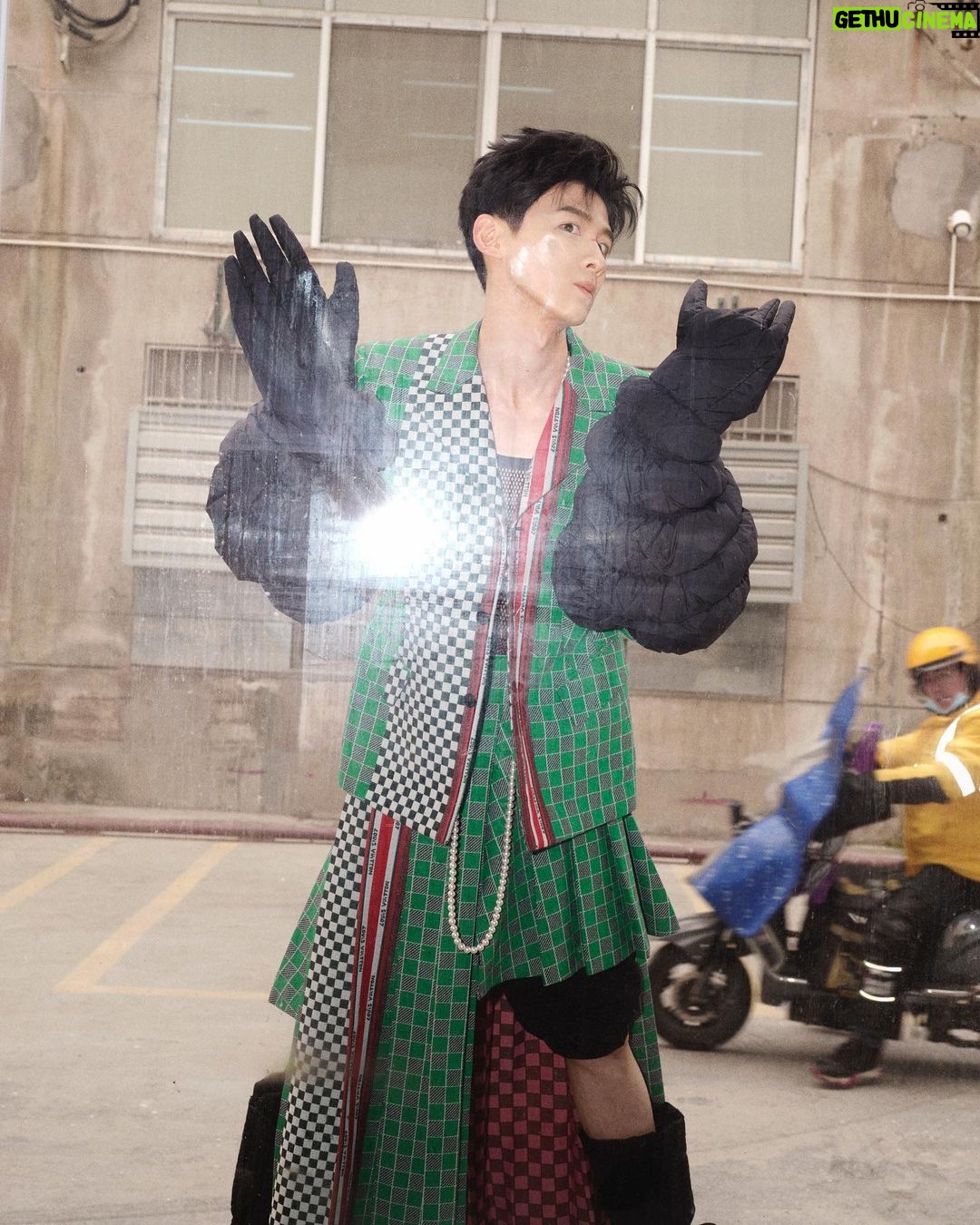 Bai Jingting - 155.3K Likes - The funniest man from HuaiRou.
比登上GQ更开心的是
和SANKUANZ一同登上GQ
感谢GQ感谢Rocco感谢上老师