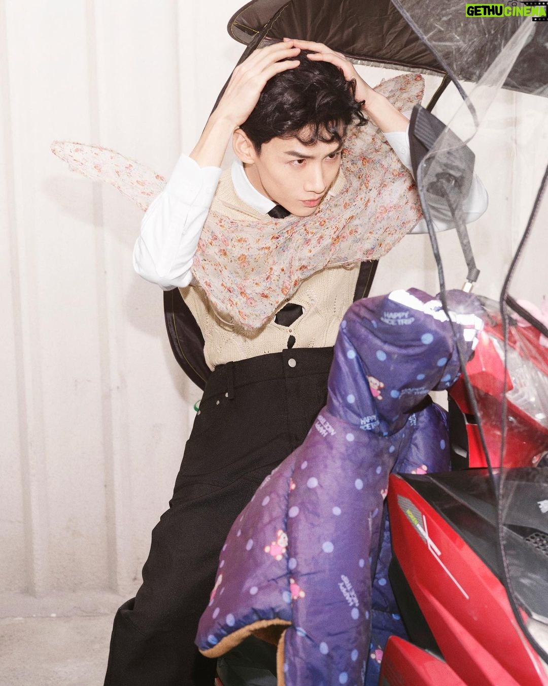 Bai Jingting - 155.3K Likes - The funniest man from HuaiRou.
比登上GQ更开心的是
和SANKUANZ一同登上GQ
感谢GQ感谢Rocco感谢上老师