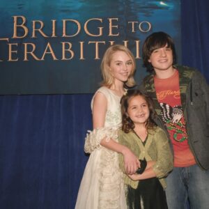 Bailee Madison Instagram - Close your eyes, and keep your mind wide open. Happy 17 year anniversary to a movie that forever changed my life 🤍👑 #BridgeToTerabithia

The older I get the more gratitude I hold, to have been so young and been able to be a part of something that means so much to so many people. This film gave me the chance to grow up with so many of you…. And I’ll never take that for granted. 

So thank you to all the people who said yes to 5 year old little me!!! 👑