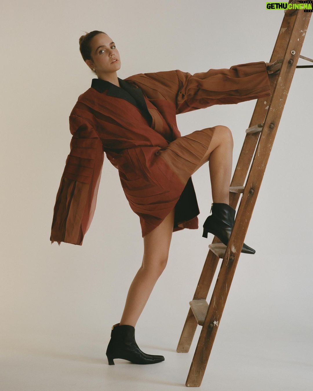 Bailee Madison Instagram - ☀️ lil @wonderland outtake Photography by @caraxco Fashion by @abbyyqi Words by @thesandakin Makeup by @harleymakeup59800 Hair by @sebastianscolarici Production Director @morganemillot Photography Assistant @joshaldecoa