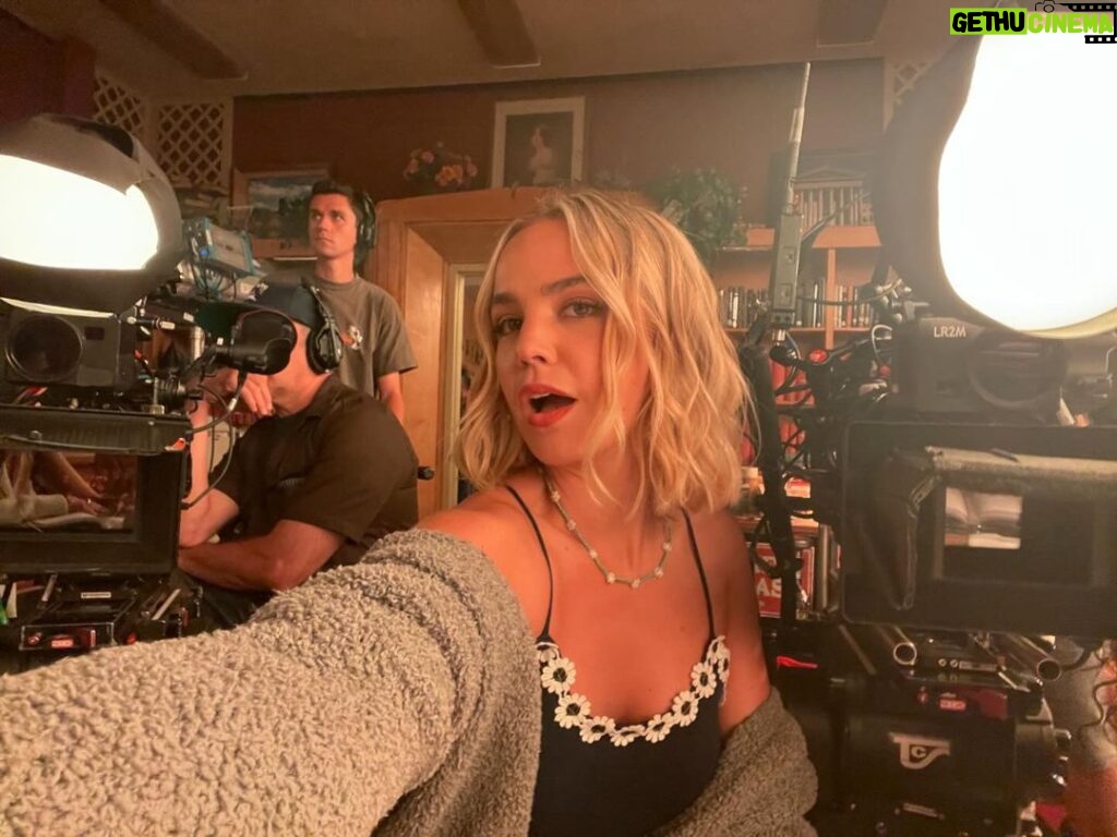 Bailee Madison Instagram - Sunny days 🅰️nd killer nights = a Final Girl Summer🔪 @cosmopolitan has your FIRST look at @prettylittleliars summer school , plus @writerras & @lindsaycbring are sharing some hottttt gossss-ip ! Season Two is coming to @streamonmax this spring , and I promise you… you aren’t ready…. I freaking love these women, and this season.