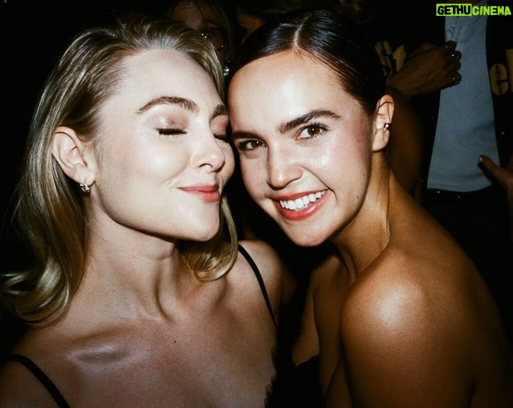 Bailee Madison Instagram - I never take for granted that magical thing that happens when a room full of your peers, and friends are put together @vanityfair 🤍 especially when I get to be reunited with an old friend; someone who has known me since I was 5, who held my little hand through my first steps into this crazy business (that I absolutely love) and who has known the purest version of myself!! @annasophiarobb I have always held the utmost love and respect and appreciation for you and I’m soooo happy @myleshendrik was there with his camera to capture this (!!!)