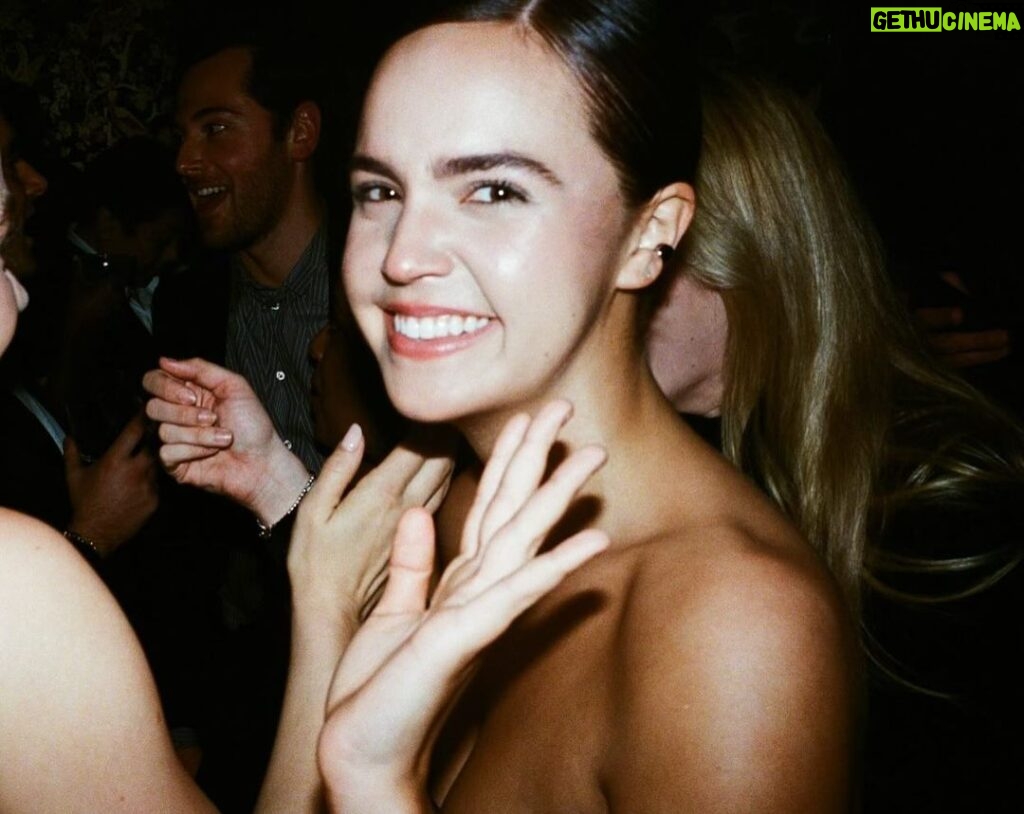 Bailee Madison Instagram - I never take for granted that magical thing that happens when a room full of your peers, and friends are put together @vanityfair 🤍 especially when I get to be reunited with an old friend; someone who has known me since I was 5, who held my little hand through my first steps into this crazy business (that I absolutely love) and who has known the purest version of myself!! @annasophiarobb I have always held the utmost love and respect and appreciation for you and I’m soooo happy @myleshendrik was there with his camera to capture this (!!!)