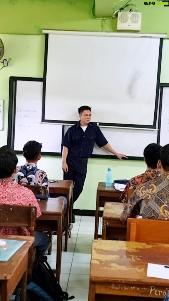 Baim Wong Instagram - Ngerasain juga jadi guru. Profesi yg mulia. Thank u semua guru di Indonesia ❤️ Jasa kalian tidak akan tergantikan. SMAN 70 Jakarta