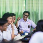 Baim Wong Instagram - Kaga disetting, grogi juga jadi murid SMA lagi 😂 Disuruh ngenalin depan kelas jadi siswa baru. Dimarahin guru2 gara2 telat masuk. Yang paling demen juga, ngobrol di kantin sama yang paling berprestasi dan yg paling cantik di SMA itu 😂 Konten baru nyenengin bgt ! Terima kasih buat kelas XII B.SMA 70, Ibu guru Anik Maryani. Maap dadakan masuk tadi. Tadi saya belajar bidang studi bahasa Indonesia. Terima kasih jg untuk Kepala Sekolah Pak Sunaryo dan Mas Rizal untuk ijinnya. Mantap SMA 70 , berprestasi murid2nya ! Basketnya jg jago ! SMAN 70 Jakarta