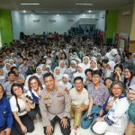 Baim Wong Instagram - Saya peduli dengan korban bullying. Bersosialisasi ke SMA 70, saya concern dengan kejadian yg viral kmrn. Bersama Polres Jaksel, dan teman2 yg lain, saya menyempatkan diri untuk berkomunikasi dengan teman2 dari SMA 70. Sebaiknya memang kita rangkul mereka, jangan memarahinya. Semua org pasti punya kesalahan, tapi bagaimana menyikapinya, itu yg terpenting. SMAN 70 Jakarta