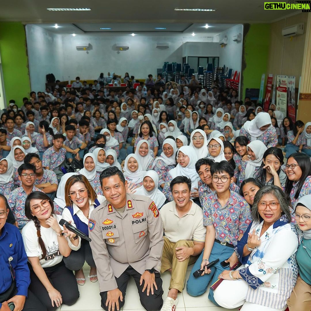 Baim Wong Instagram - Saya peduli dengan korban bullying. Bersosialisasi ke SMA 70, saya concern dengan kejadian yg viral kmrn. Bersama Polres Jaksel, dan teman2 yg lain, saya menyempatkan diri untuk berkomunikasi dengan teman2 dari SMA 70. Sebaiknya memang kita rangkul mereka, jangan memarahinya. Semua org pasti punya kesalahan, tapi bagaimana menyikapinya, itu yg terpenting. SMAN 70 Jakarta