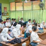Baim Wong Instagram - Kaga disetting, grogi juga jadi murid SMA lagi 😂 Disuruh ngenalin depan kelas jadi siswa baru. Dimarahin guru2 gara2 telat masuk. Yang paling demen juga, ngobrol di kantin sama yang paling berprestasi dan yg paling cantik di SMA itu 😂 Konten baru nyenengin bgt ! Terima kasih buat kelas XII B.SMA 70, Ibu guru Anik Maryani. Maap dadakan masuk tadi. Tadi saya belajar bidang studi bahasa Indonesia. Terima kasih jg untuk Kepala Sekolah Pak Sunaryo dan Mas Rizal untuk ijinnya. Mantap SMA 70 , berprestasi murid2nya ! Basketnya jg jago ! SMAN 70 Jakarta